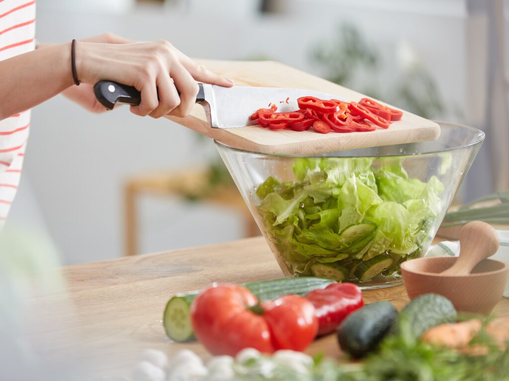 サラダを作っているところ